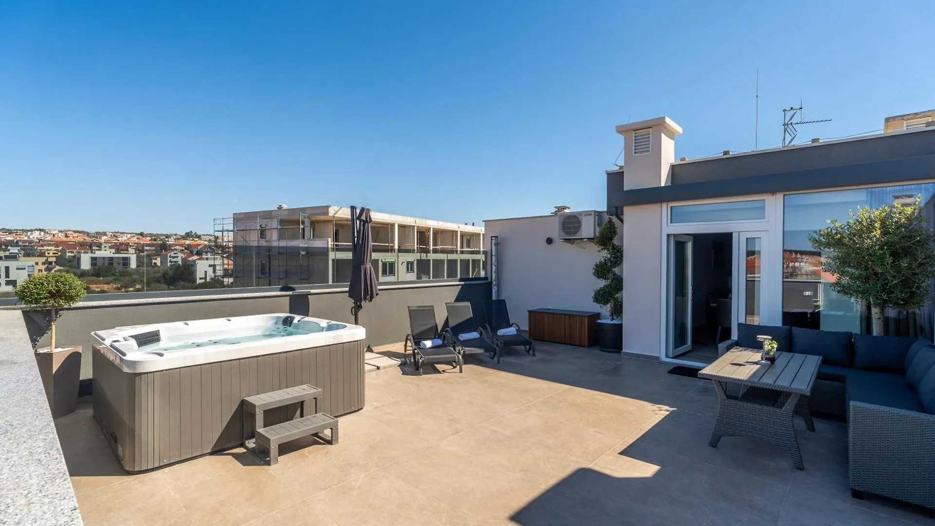 Zara Penthouse With Top Roof Terrace And Hot Tub Apartment