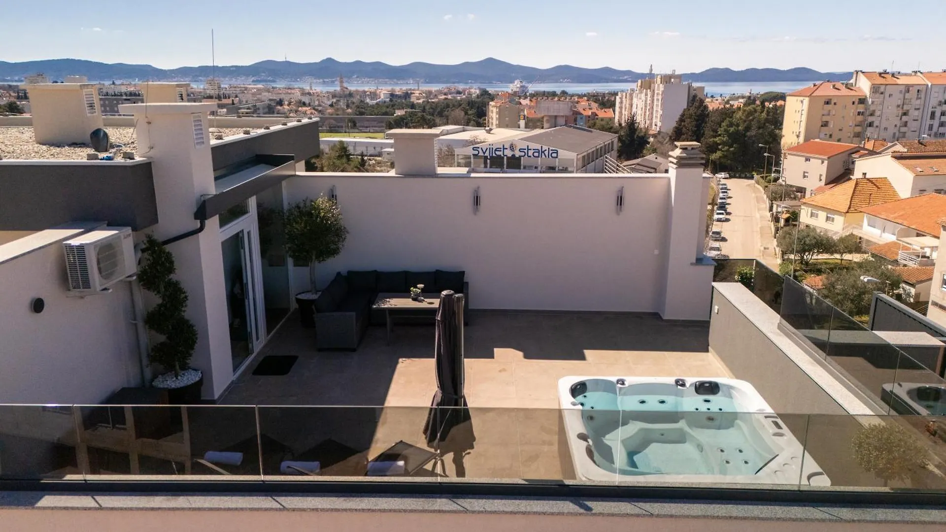 Zara Penthouse With Top Roof Terrace And Hot Tub Apartment
